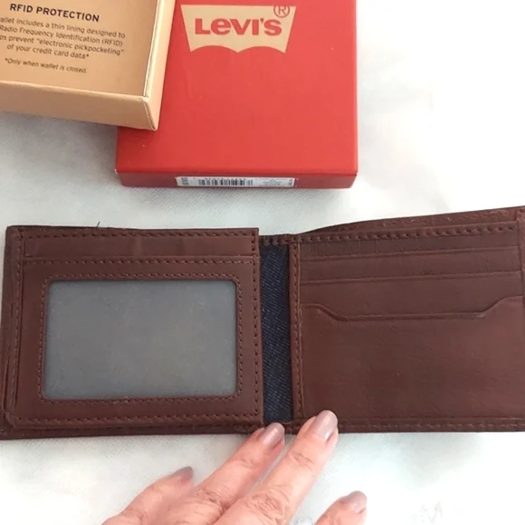 Levi's Wallet, Bifold,‎ Brown, Genuine Leather, New! Comes in Matching Box - Picture 4 of 5